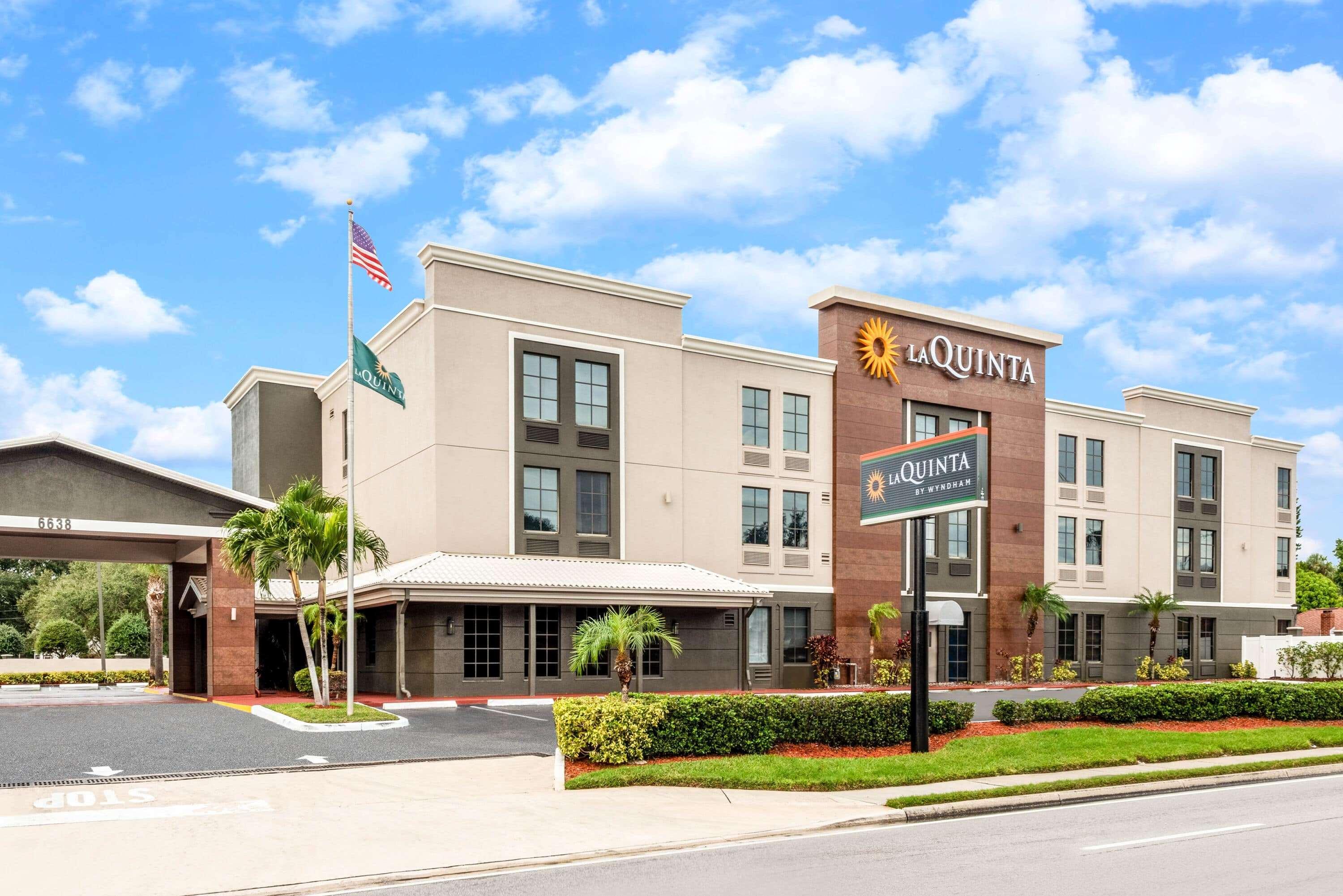 La Quinta By Wyndham St. Petersburg Northeast *Newly Renovated Hotel Exterior photo