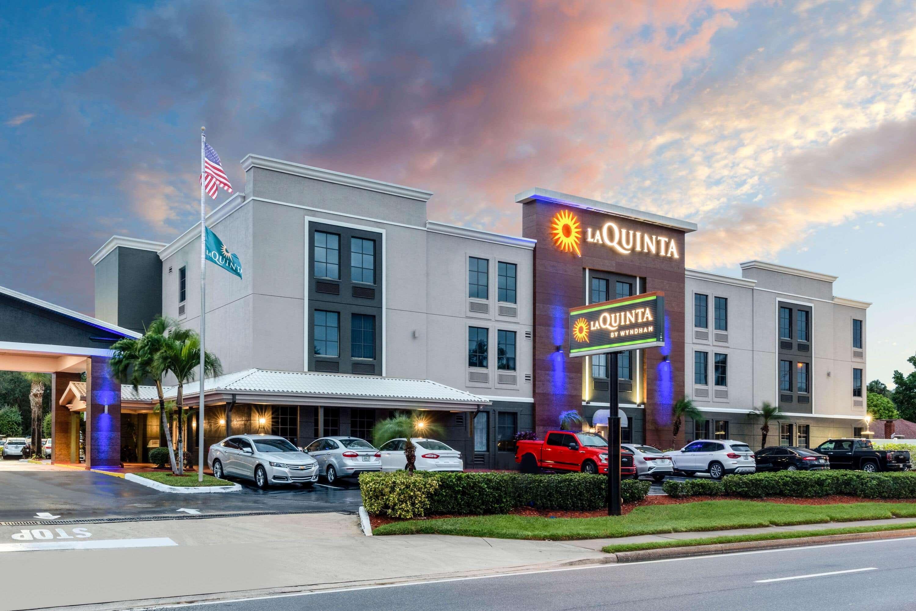 La Quinta By Wyndham St. Petersburg Northeast *Newly Renovated Hotel Exterior photo